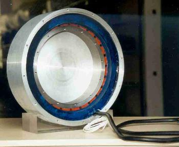 Génératrice à aimant permanent pour éolienne basse et moyenne puissance. La photo représente un alternateur en kit STK fabriqué par ALXION revendu par ALLYTECH.
Idéal pour l'hydroéléctricité cet alternateur se monte en bout de roue pour générer un courrant éléctrique même avec des variations de vitesse importante.