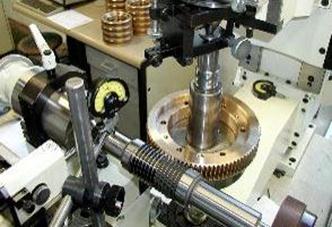 Chaque dent du systeme roue et vis sans fin est controlé avec le plus grand soin selon la norme DIN 3974