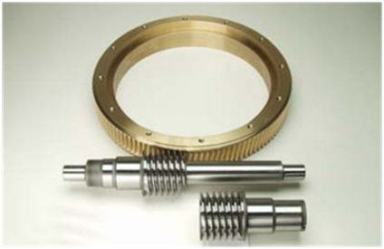 La vis sans fin OTT se compose d'une vis arbr�e et d'une vis creuse (fix� sur la vis arbr�e). Les dents des vis pr�sentent pr�sentent un profil � variation positive de l'addendum extr�ment important, tout en facilitant le d�gagement des dentures. La vis arbr�e entra�ne la roue dans un  sens, alors que la vis creuse tournera en sens inverse. Une demie vis assure la fonction d�entra�nement, l�autre demie vis absorbera les effets de l'inversion, (retour de la course d� au changement de sens de rotation,) ce qui est primordial pour les applications ou les changements de directions sont fr�quents, comme pour les applications en machines outils.
roue et vis sans jeu. La correction du jeu fonctionnel permet de quasiment supprimer le jeu du systeme roue et vis sans fin.