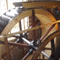 utilisation de pignons, de roue et vis sans fin ou d'alternateur dans les eoliennes, les plateaux diviseurs de grand diamètre, les pompes, les moulins, les turbines